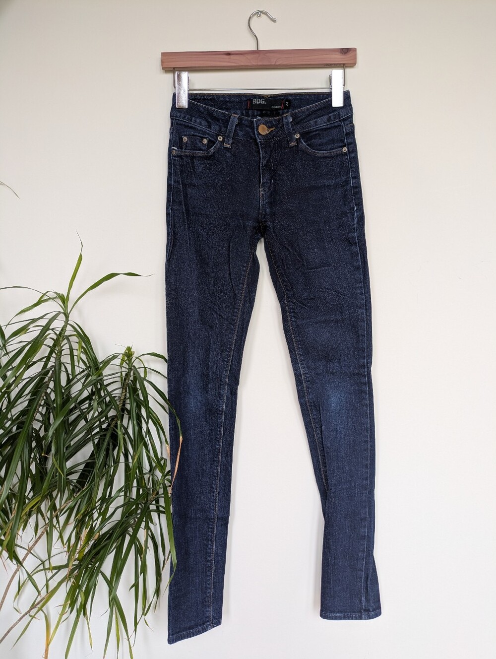 BDG Low Rise Cigarette Dark Wash Skinny Jeans Size 25 Urban Outfitters
